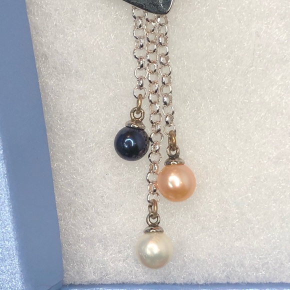 Vantel Pearls Three of Hearts Necklace - Picture 4 of 11